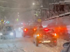 Снег парализовал движение в поселках Сочи