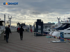 Кассирша напала на туристку, которая потребовала вернуть деньги за сокращенную морскую прогулку из-за угрозы атаки БПЛА в Сочи