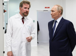 Владимиру Путину рассказали в «Сириусе» о молодильной клубнике