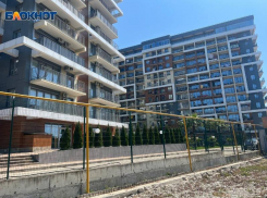 С наступлением лета снова возобновился конфликт с драками из-за ворот в ЖК «Каравелла Португалии» Сочи 