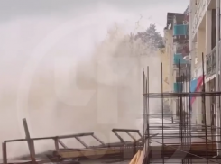  Шторм «черноморский молот» бушует в Сочи