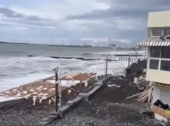 Мощный шторм разрушил набережную в центре Сочи