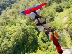 С российским флагом прыгнула с банджи в Сочи призер Олимпиады