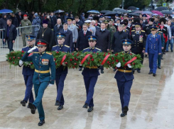 Памятные возложения цветов прошли в Сочи в честь Дня защитника Отечества
