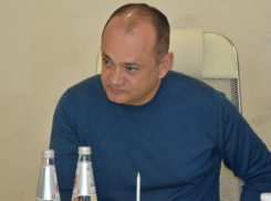 Экс-депутат ГорСобрания Сочи, подозреваемый в мошенничестве, пытался уйти от суда, «вернув» себе статус спецсубъекта