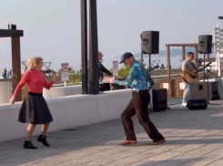 Зажигательный танец пенсионеров на набережной в Сочи покорил интернет