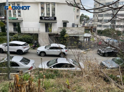 Из-за припаркованных машин, автобусы меняют маршрут в Сочи