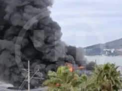 Кафе и складские помещения сгорели на пляже в Сочи