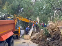 Оползень сошел около набережной в центре Сочи