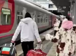  Караоке, покерная и бар: веселая компания выкупила выгон поезда «Москва-Сочи»