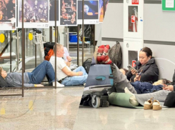 Тысячи пассажиров застряли в аэропорту Сочи из-за массированной атаки ВСУ в День защитника Отчества