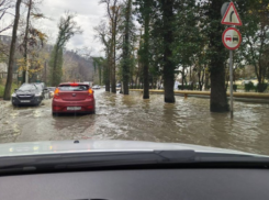 Полметра воды и жуткие пробки: микрорайон Сочи затопило из-за порыва водовода
