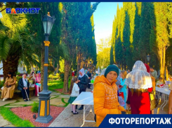 Под пальмами и платанами освятили куличи в Сочи
