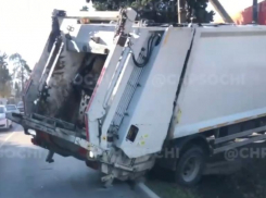 Застрявший в канаве мусоровоз перегородил дорогу в Сочи