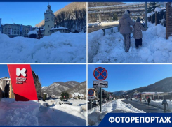 Сугробы, люди вдоль дорог и нечищеные тротуары: как выглядят курорты Сочи после снегопада 