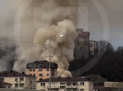 Едким дымом заволокло Сочи из-за мощного пожара 