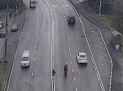 Неадекватная девушка разгуливала по оживленной трассе в Сочи