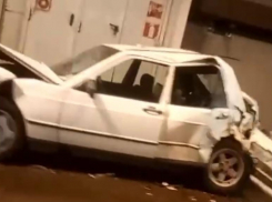 ДТП в тоннеле Сочи превратило Mercedes в груду металла 