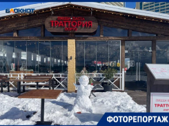 Снеговики атаковали кафе в центре Сочи