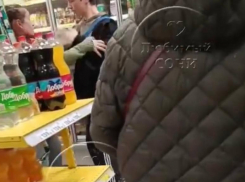 В Сочи продавщица «Магнита» накинулась на покупателя, которого заподозрила в краже