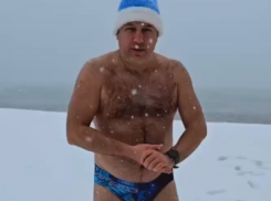 Житель Сочи показал обстановку на пляже в плавках и под снегом