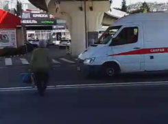 Пенсионерка едва не попала под колеса «Скорой» в Сочи
