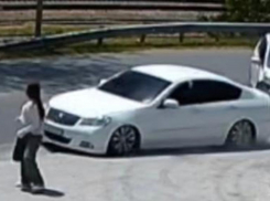 «Родилась в рубашке»: лихач на бешеной скорости едва не переехал стоящую на тротуаре девушку в Абхазии