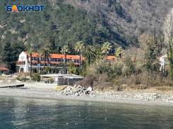 В кафе Абхазии прострелили ногу россиянину и напали на его жену