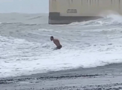 В Сочи мужчина полез в шторм в холодное море, чтобы искупаться