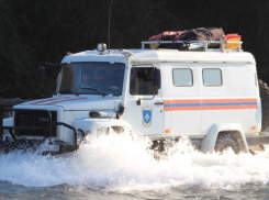 Бригада спасателей вытащили 68-летнего рыбака после паводка в Сочи 