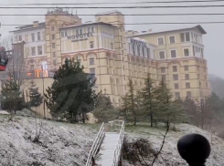 Снег выпал в нескольких районах Сочи