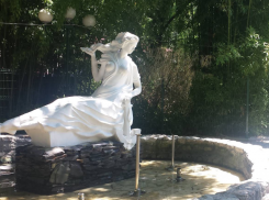 В Сочи за 900 тысяч благоустроят фонтан у скульптуры «Девушка Хоста»