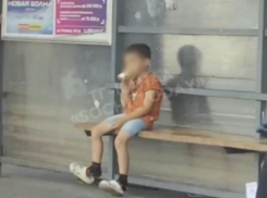 Маленького мальчика, курящего вейп на глазах у матери, заметили в Сочи