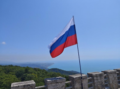 Над морем и над горами развернули флаг в День России в Сочи