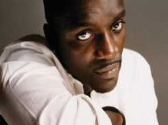 Концерт американского рэпера Akon едва не сорвался в Сочи из-за атаки дронов ВСУ