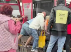 Коляску с младенцем зажало на подъемнике в горах Сочи