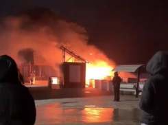 Пожар на набережной в Сочи уничтожил спасательную будку и общественный туалет