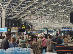 Туристам из Абхазии, которым обещали запасной борт в Сочи, не хватило мест в самолете 