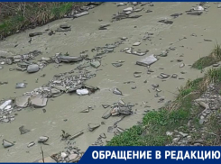 Строительная техника слила воду с бетоном в реку в Сочи