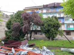 Ураганный ветер снес крыши четырех многоэтажек в Абхазии