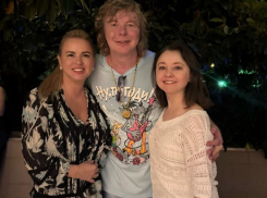 Пятиэтажный торт, Буланова и двойник Киркорова: как «Рыжий» отметил юбилей в Сочи