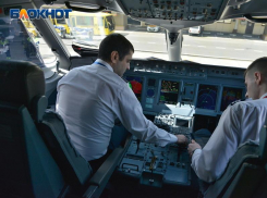 Пилот самолета, летевшего из Сочи в Москву, пролил чай на панель приборов и спалил ее
