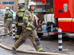 Три этажа старого общежития загорелись в Сочи