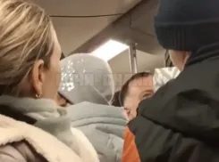 Забитые вагоны не помеха: туристы поют песни в переполненных «Ласточках» в Сочи