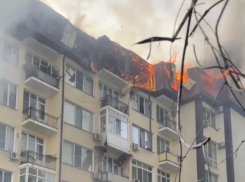 Обрушилась мансарда, пострадали дети: крупный пожар произошел в пятиэтажном доме в Сочи