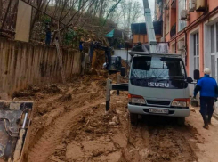 Люди предупреждали: власти игнорировали: повторный оползень сошел по улице Петрозаводской в Сочи