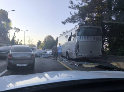 «Газель» рассыпалась на части в результате аварии с пассажирским автобусом в Сочи