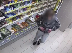 Двое 18-летних парней воровали дорогой сыр из магазинов Сочи, чтобы продавать прохожим