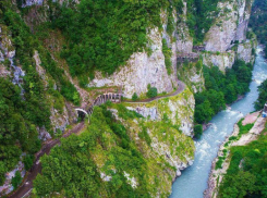 Ученые намерены доказать, что в ущелье Сочи, где падают камни, нельзя запускать туристический поезд 