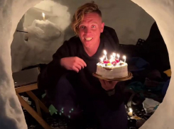 Россиянин встретил день рождения в берлоге на вершине заснеженной горы в Сочи